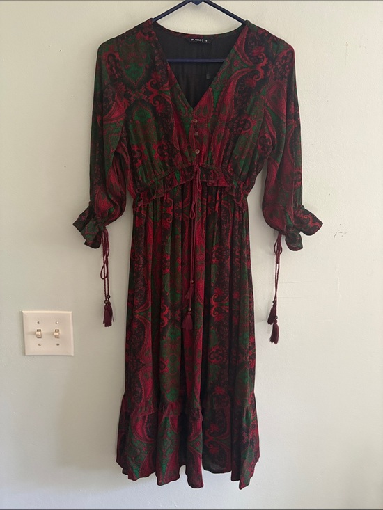 zudio Dresses & Skirts - Bohemian Paisley V-Neck Maxi Dress in Burgundy and Green